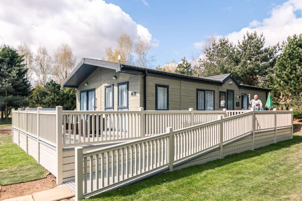 Ashworth Lodge With Hot Tub Barmby on the Moor Phòng bức ảnh